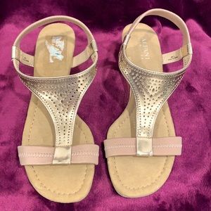 Alfani
Women's Step 'N Flex Vacanzaa champagne Wedge Sandals, Women’s size 7.5